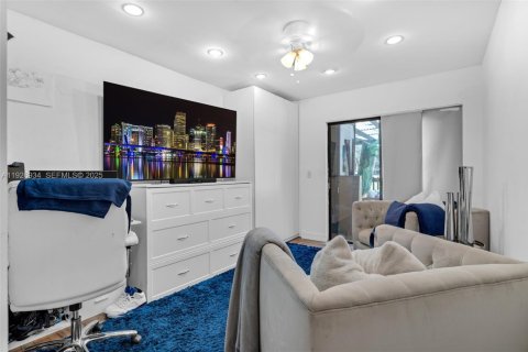 Casa en alquiler en Pembroke Pines, Florida, 4 dormitorios, 156.08 m2 № 1986170 - foto 27