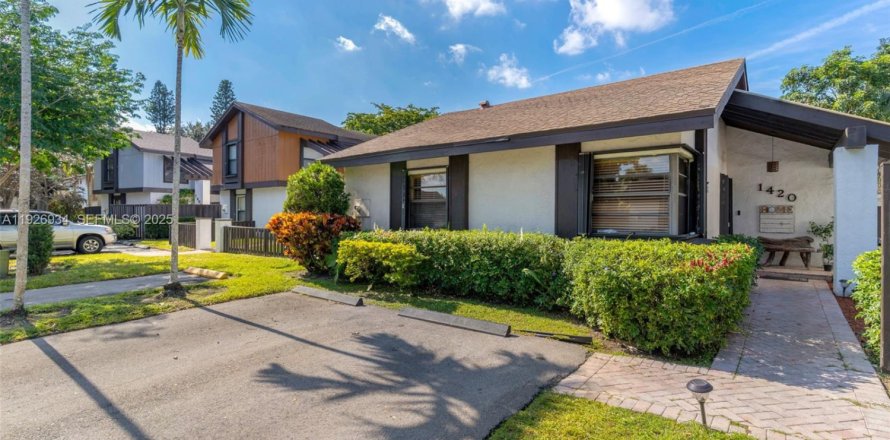 Casa en Pembroke Pines, Florida 4 dormitorios, 156.08 m2 № 1986170