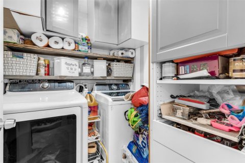 Casa en alquiler en Pembroke Pines, Florida, 4 dormitorios, 156.08 m2 № 1986170 - foto 29