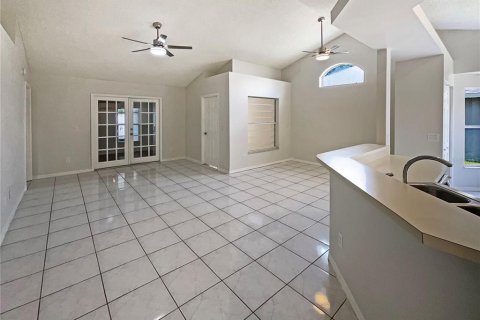 House in Tampa, Florida 4 bedrooms, 165.09 sq.m. № 1747557 - photo 6