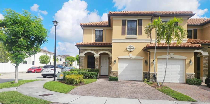 Adosado en Hialeah, Florida 3 dormitorios, 150.59 m2 № 1932440