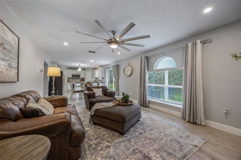 House in Apopka, Florida 4 bedrooms, 269.6 sq.m. № 1909851 - photo 11