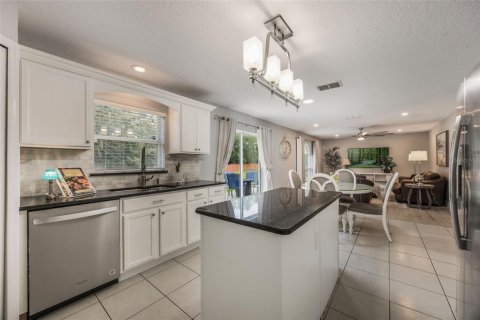 House in Apopka, Florida 4 bedrooms, 269.6 sq.m. № 1909851 - photo 15