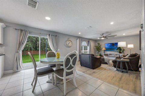 House in Apopka, Florida 4 bedrooms, 269.6 sq.m. № 1909851 - photo 13