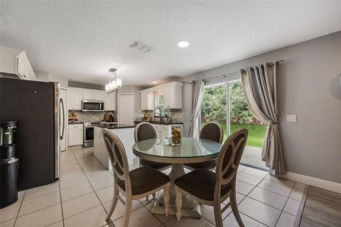 House in Apopka, Florida 4 bedrooms, 269.6 sq.m. № 1909851 - photo 12