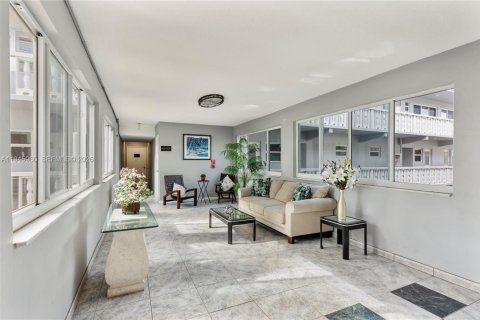 Copropriété à vendre à Hallandale Beach, Floride: 2 chambres, 99.78 m2 № 2002179 - photo 23