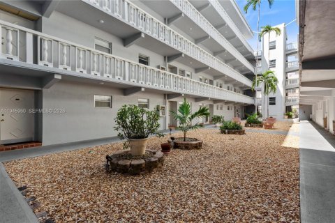 Copropriété à vendre à Hallandale Beach, Floride: 2 chambres, 99.78 m2 № 2002179 - photo 25