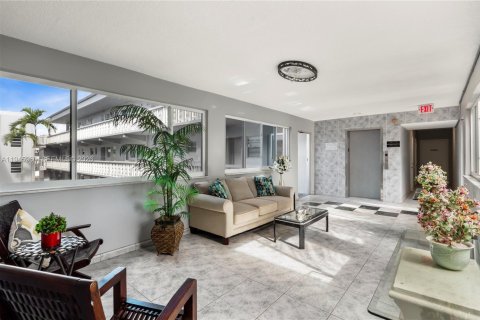 Copropriété à vendre à Hallandale Beach, Floride: 2 chambres, 99.78 m2 № 2002179 - photo 22