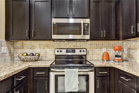 Снять в аренду таунхаус в Дирфилд-Бич, Флорида 3 спальни, 132.66м2, № 1947968 - фото 7