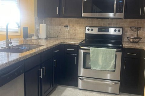 Снять в аренду таунхаус в Дирфилд-Бич, Флорида 3 спальни, 132.66м2, № 1947968 - фото 1