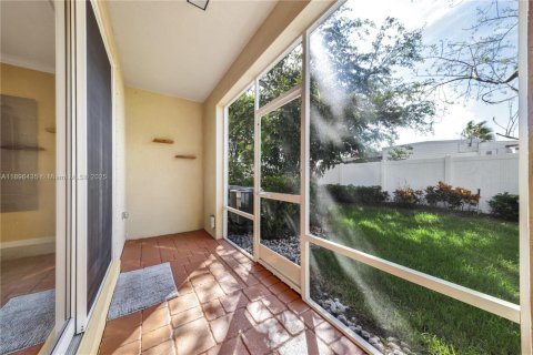 Снять в аренду таунхаус в Дирфилд-Бич, Флорида 3 спальни, 132.66м2, № 1947968 - фото 10