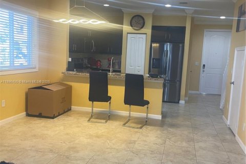 Снять в аренду таунхаус в Дирфилд-Бич, Флорида 3 спальни, 132.66м2, № 1947968 - фото 2