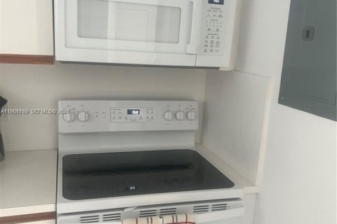 Снять в аренду кондоминиум в Серфсайд, Флорида 1 спальня, 74.32м2, № 2154919 - фото 6