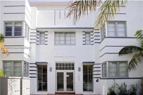 Condo in Miami Beach, Florida, 1 bedroom  № 1860107 - photo 1
