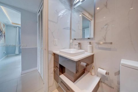 House in Hialeah, Florida 3 bedrooms, 113.81 sq.m. № 2010216 - photo 12