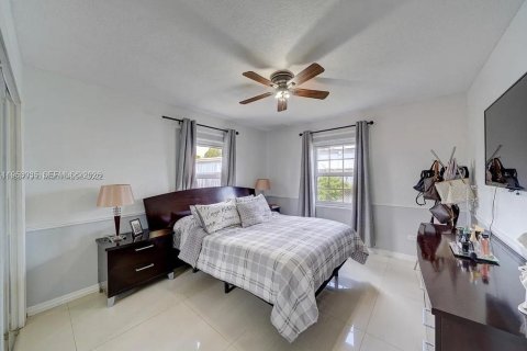 House in Hialeah, Florida 3 bedrooms, 113.81 sq.m. № 2010216 - photo 11