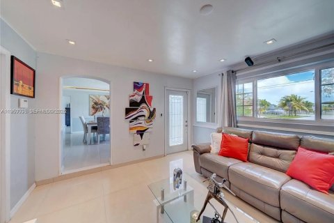 House in Hialeah, Florida 3 bedrooms, 113.81 sq.m. № 2010216 - photo 5