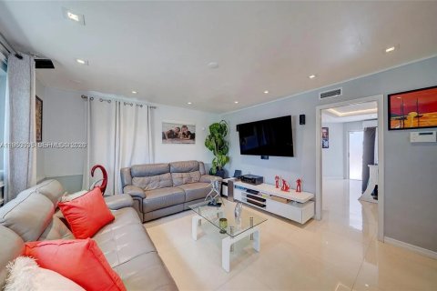House in Hialeah, Florida 3 bedrooms, 113.81 sq.m. № 2010216 - photo 2