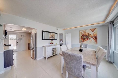 House in Hialeah, Florida 3 bedrooms, 113.81 sq.m. № 2010216 - photo 8