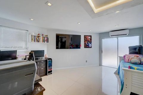 House in Hialeah, Florida 3 bedrooms, 113.81 sq.m. № 2010216 - photo 14