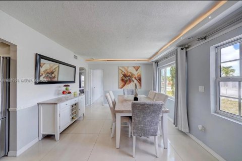 House in Hialeah, Florida 3 bedrooms, 113.81 sq.m. № 2010216 - photo 6