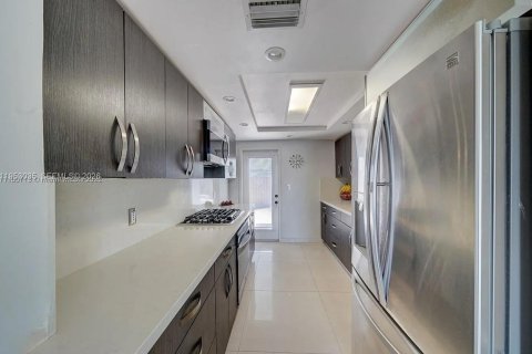 House in Hialeah, Florida 3 bedrooms, 113.81 sq.m. № 2010216 - photo 9