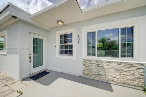 House in Hialeah, Florida 3 bedrooms, 113.81 sq.m. № 2010216 - photo 4