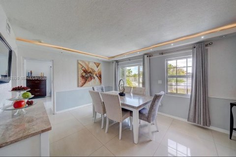 House in Hialeah, Florida 3 bedrooms, 113.81 sq.m. № 2010216 - photo 7