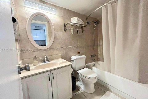 Condo in Sunny Isles Beach, Florida  № 1770683 - photo 5