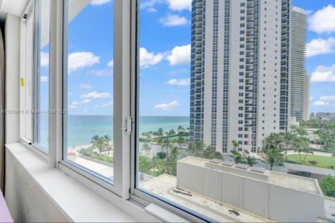 Condo in Sunny Isles Beach, Florida  № 1770683 - photo 9