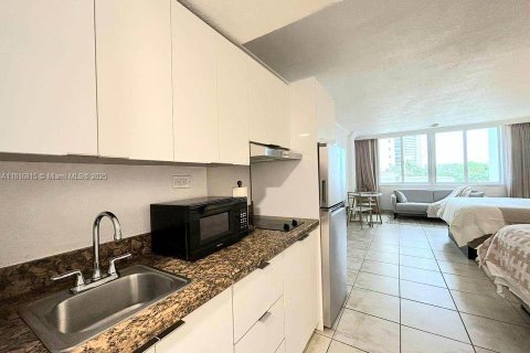 Condo in Sunny Isles Beach, Florida  № 1770683 - photo 1