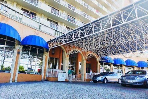 Condo in Sunny Isles Beach, Florida  № 1770683 - photo 10