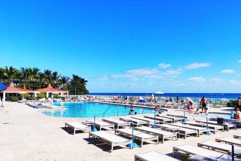 Condo in Sunny Isles Beach, Florida  № 1770683 - photo 11