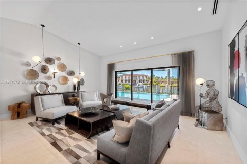 House in Coral Gables, Florida 4 bedrooms, 234.49 sq.m. № 2019774 - photo 8