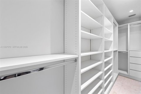 House in Coral Gables, Florida 4 bedrooms, 234.49 sq.m. № 2019774 - photo 21