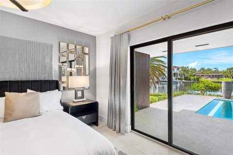 House in Coral Gables, Florida 4 bedrooms, 234.49 sq.m. № 2019774 - photo 13