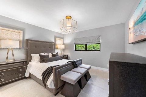 House in Coral Gables, Florida 4 bedrooms, 234.49 sq.m. № 2019774 - photo 15