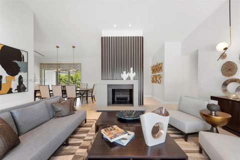 House in Coral Gables, Florida 4 bedrooms, 234.49 sq.m. № 2019774 - photo 5