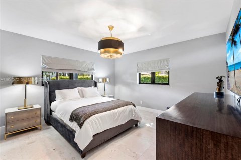 House in Coral Gables, Florida 4 bedrooms, 234.49 sq.m. № 2019774 - photo 19