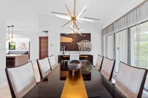 House in Coral Gables, Florida 4 bedrooms, 234.49 sq.m. № 2019774 - photo 10