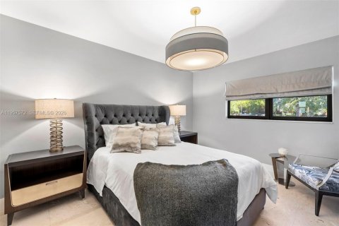 House in Coral Gables, Florida 4 bedrooms, 234.49 sq.m. № 2019774 - photo 17