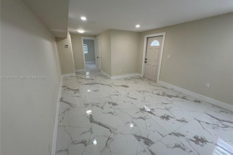 Casa en venta en Hialeah, Florida, 4 dormitorios, 121.42 m2 № 2046571 - foto 5