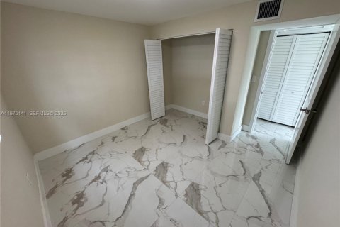 Casa en venta en Hialeah, Florida, 4 dormitorios, 121.42 m2 № 2046571 - foto 10