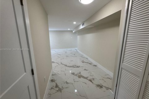 Casa en venta en Hialeah, Florida, 4 dormitorios, 121.42 m2 № 2046571 - foto 18