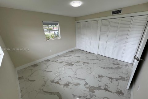 Casa en venta en Hialeah, Florida, 4 dormitorios, 121.42 m2 № 2046571 - foto 11
