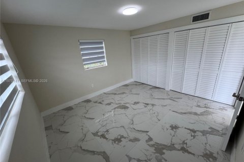 Casa en venta en Hialeah, Florida, 4 dormitorios, 121.42 m2 № 2046571 - foto 9
