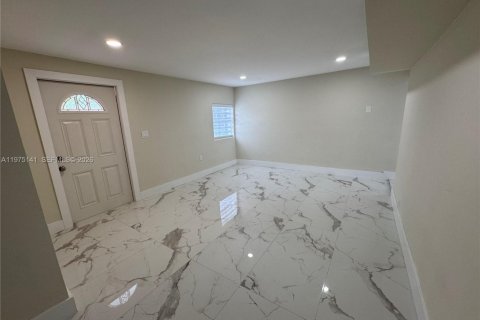 Casa en venta en Hialeah, Florida, 4 dormitorios, 121.42 m2 № 2046571 - foto 3