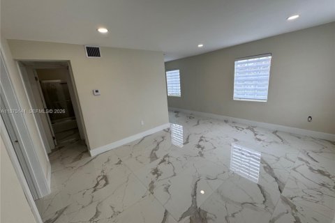 Casa en venta en Hialeah, Florida, 4 dormitorios, 121.42 m2 № 2046571 - foto 12