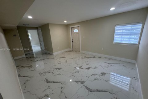Casa en venta en Hialeah, Florida, 4 dormitorios, 121.42 m2 № 2046571 - foto 19