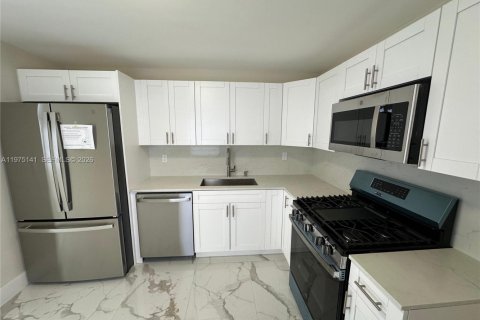 Casa en venta en Hialeah, Florida, 4 dormitorios, 121.42 m2 № 2046571 - foto 16